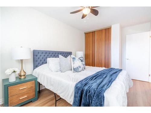 40-586 Renforth Drive, Etobicoke, ON - Indoor Photo Showing Bedroom