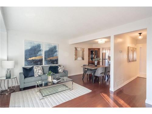 40-586 Renforth Drive, Etobicoke, ON - Indoor Photo Showing Living Room