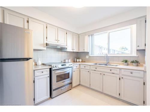 40-586 Renforth Drive, Etobicoke, ON - Indoor Photo Showing Kitchen With Double Sink