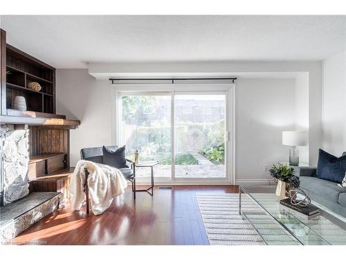 40-586 Renforth Drive, Etobicoke, ON - Indoor Photo Showing Living Room