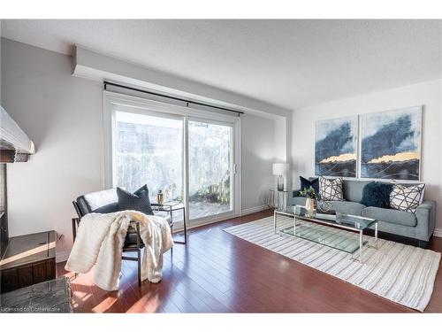 40-586 Renforth Drive, Etobicoke, ON - Indoor Photo Showing Living Room