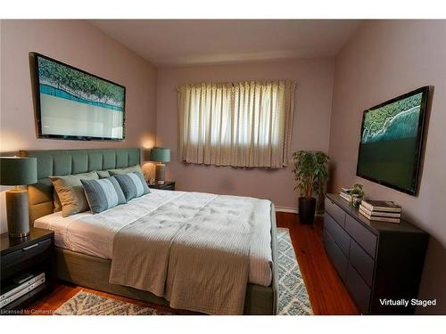 152 West 4Th Street, Hamilton, ON - Indoor Photo Showing Bedroom