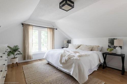 418 Macnab Street N, Hamilton, ON - Indoor Photo Showing Bedroom