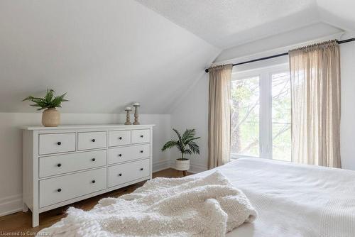 418 Macnab Street N, Hamilton, ON - Indoor Photo Showing Bedroom