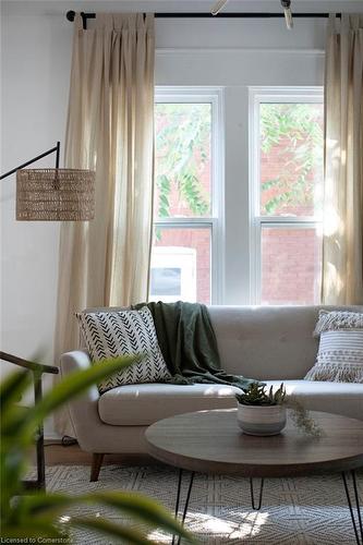 418 Macnab Street N, Hamilton, ON - Indoor Photo Showing Living Room