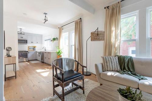 418 Macnab Street N, Hamilton, ON - Indoor Photo Showing Living Room