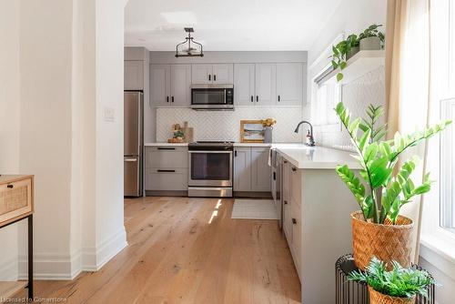 418 Macnab Street N, Hamilton, ON - Indoor Photo Showing Kitchen With Upgraded Kitchen