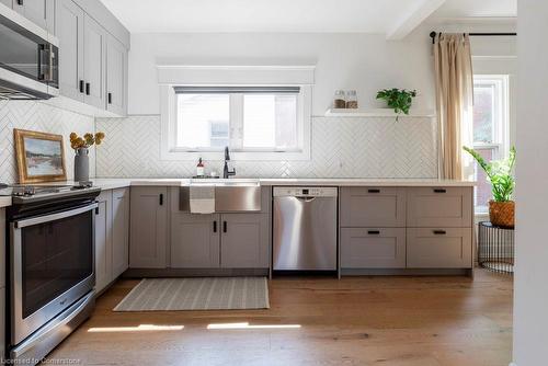 418 Macnab Street N, Hamilton, ON - Indoor Photo Showing Kitchen With Upgraded Kitchen