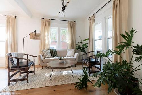 418 Macnab Street N, Hamilton, ON - Indoor Photo Showing Living Room