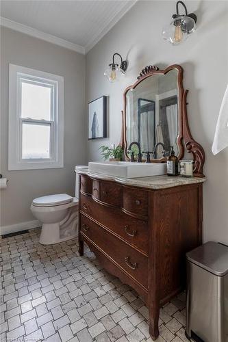 418 Macnab Street N, Hamilton, ON - Indoor Photo Showing Bathroom