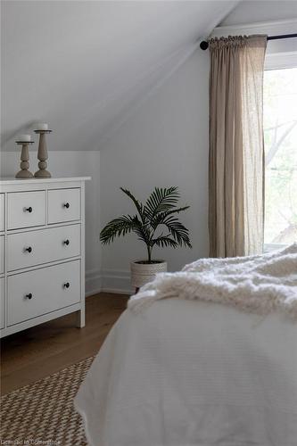 418 Macnab Street N, Hamilton, ON - Indoor Photo Showing Bedroom