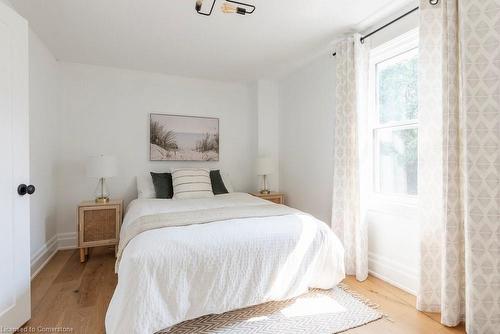 418 Macnab Street N, Hamilton, ON - Indoor Photo Showing Bedroom