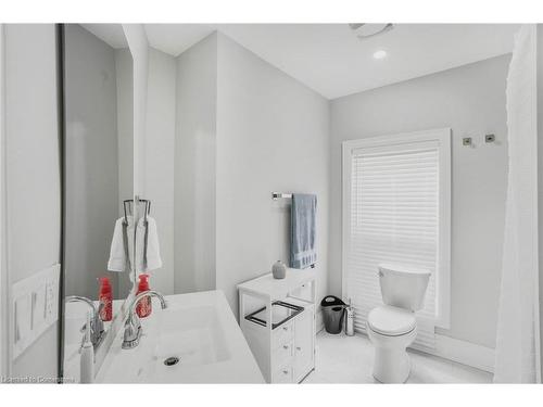 99 Chestnut Avenue, Hamilton, ON - Indoor Photo Showing Bathroom