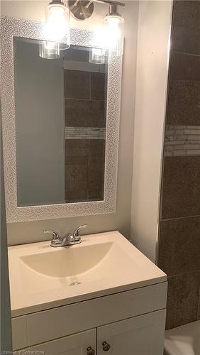 1-55 West Avenue S, Hamilton, ON - Indoor Photo Showing Bathroom