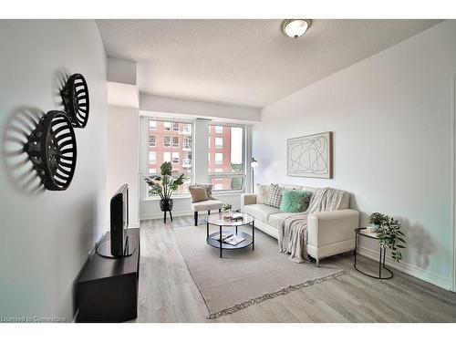 505-60 Old Mill Road, Oakville, ON - Indoor Photo Showing Living Room