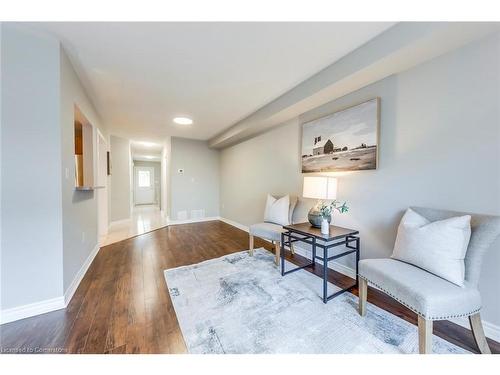 4401 Peter Drive, Burlington, ON - Indoor Photo Showing Living Room