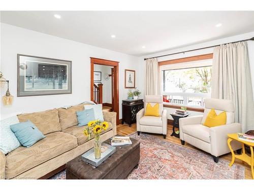 18 Cliff Avenue, Hamilton, ON - Indoor Photo Showing Living Room