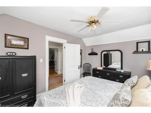 18 Cliff Avenue, Hamilton, ON - Indoor Photo Showing Bedroom