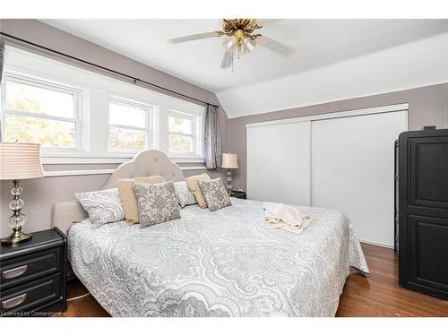 18 Cliff Avenue, Hamilton, ON - Indoor Photo Showing Bedroom