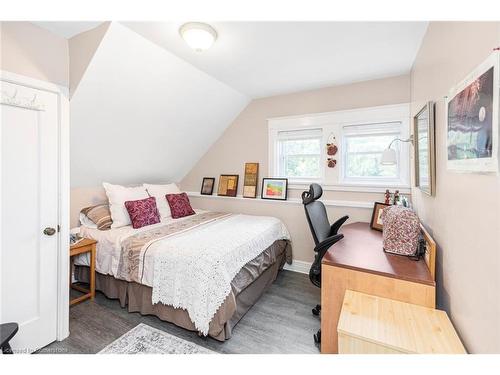 18 Cliff Avenue, Hamilton, ON - Indoor Photo Showing Bedroom