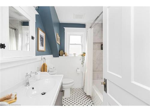 18 Cliff Avenue, Hamilton, ON - Indoor Photo Showing Bathroom