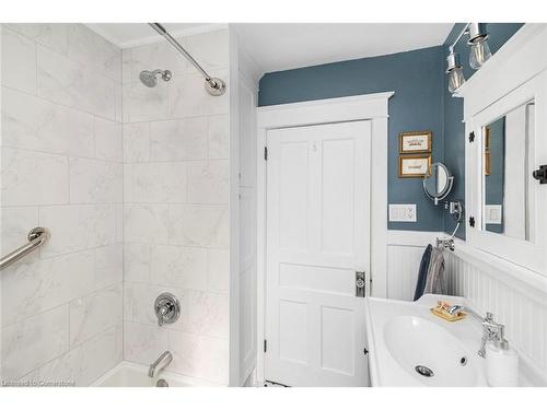 18 Cliff Avenue, Hamilton, ON - Indoor Photo Showing Bathroom