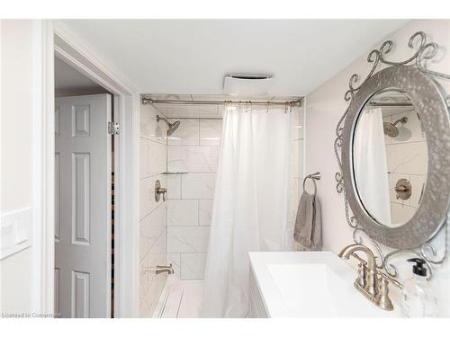 18 Cliff Avenue, Hamilton, ON - Indoor Photo Showing Bathroom