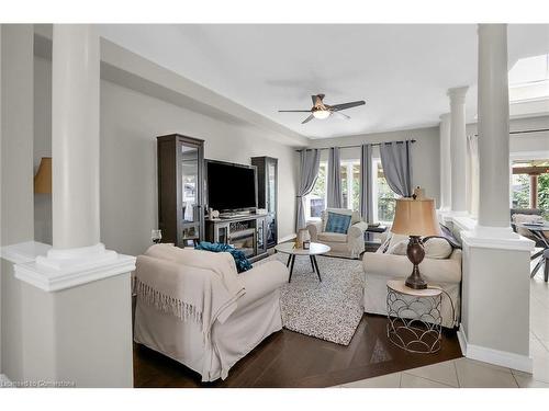 4896 Allan Court, Beamsville, ON - Indoor Photo Showing Living Room