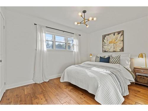 1383 Royal Drive, Burlington, ON - Indoor Photo Showing Bedroom