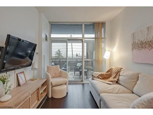 216-1940 Ironstone Drive, Burlington, ON - Indoor Photo Showing Living Room