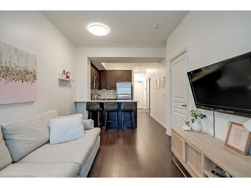 216-1940 Ironstone Drive, Burlington, ON - Indoor Photo Showing Living Room