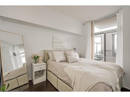 216-1940 Ironstone Drive, Burlington, ON - Indoor Photo Showing Bedroom