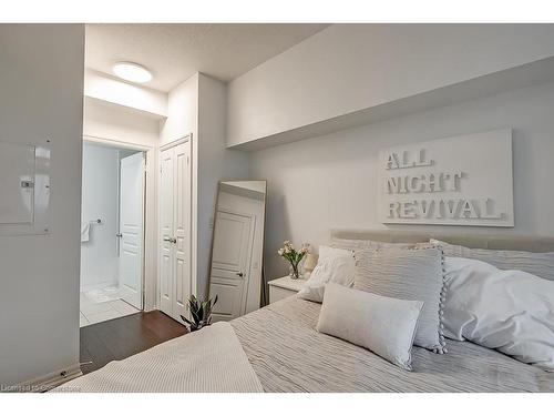 216-1940 Ironstone Drive, Burlington, ON - Indoor Photo Showing Bedroom