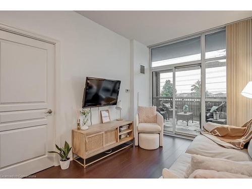 216-1940 Ironstone Drive, Burlington, ON - Indoor Photo Showing Living Room