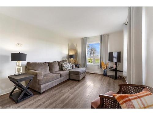 888 Green Mountain Road E, Stoney Creek, ON - Indoor Photo Showing Living Room