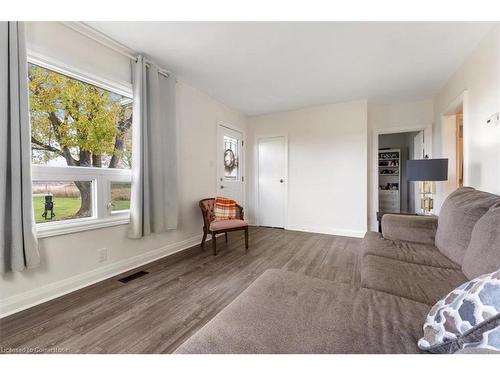 888 Green Mountain Road E, Stoney Creek, ON - Indoor Photo Showing Living Room