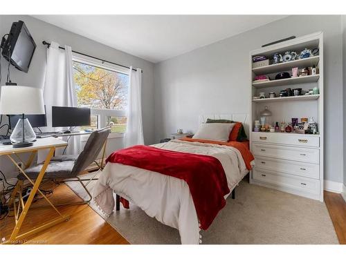 888 Green Mountain Road E, Stoney Creek, ON - Indoor Photo Showing Bedroom