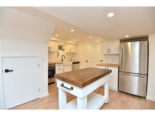 145 Winchester Boulevard, Hamilton, ON - Indoor Photo Showing Kitchen