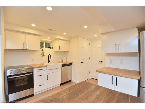 145 Winchester Boulevard, Hamilton, ON - Indoor Photo Showing Kitchen