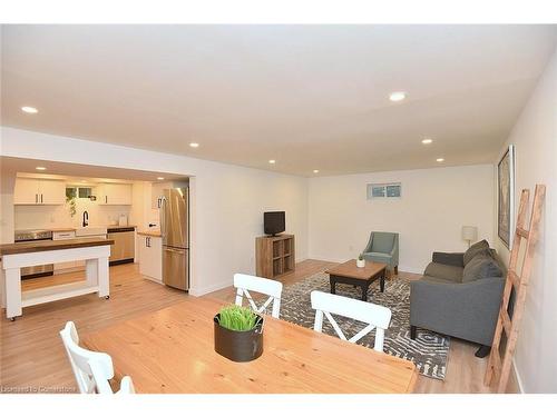 145 Winchester Boulevard, Hamilton, ON - Indoor Photo Showing Living Room