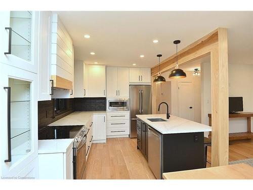 145 Winchester Boulevard, Hamilton, ON - Indoor Photo Showing Kitchen With Upgraded Kitchen