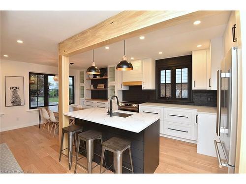 145 Winchester Boulevard, Hamilton, ON - Indoor Photo Showing Kitchen With Upgraded Kitchen