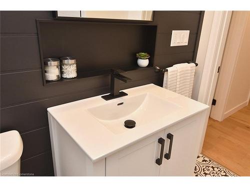 145 Winchester Boulevard, Hamilton, ON - Indoor Photo Showing Bathroom