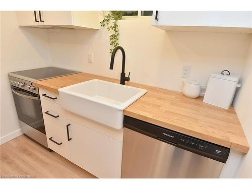 145 Winchester Boulevard, Hamilton, ON - Indoor Photo Showing Kitchen