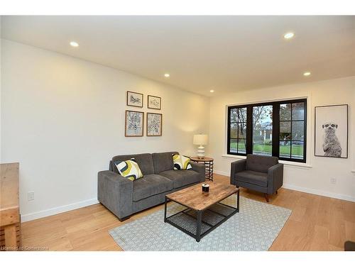 145 Winchester Boulevard, Hamilton, ON - Indoor Photo Showing Living Room