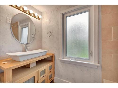 121 King Street E, Stoney Creek, ON - Indoor Photo Showing Bathroom