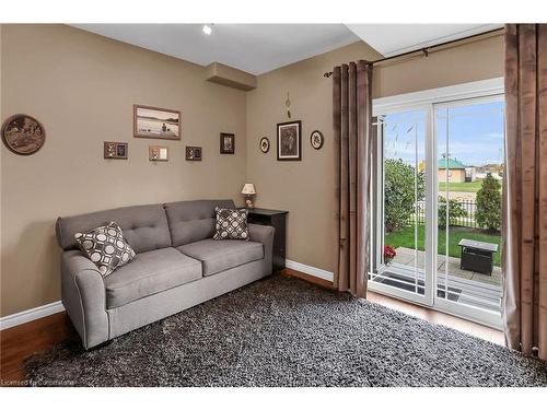 24-8 Hemlock Way, Grimsby, ON - Indoor Photo Showing Living Room