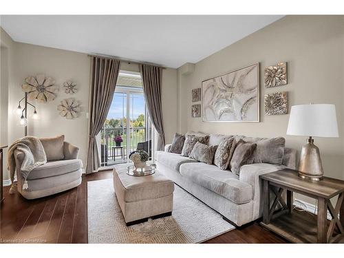 24-8 Hemlock Way, Grimsby, ON - Indoor Photo Showing Living Room