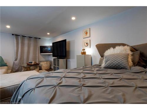 601 York Road, Dundas, ON - Indoor Photo Showing Bedroom