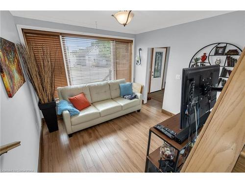 552 Quebec Street, Hamilton, ON - Indoor Photo Showing Living Room